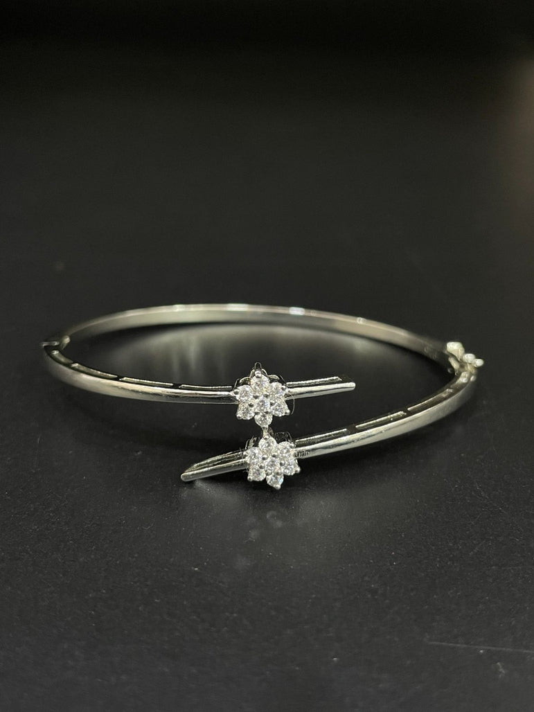 STYLISH PURE SILVER OPENABLE BRACELET - Olivearajewels